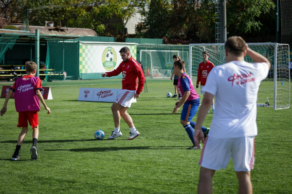 700 школьников сыграли на &laquo;Магнит. Уроке футбола&raquo; в Краснодаре