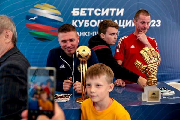 В Санкт-Петербурге прошёл Матч Звёзд и Легенд пляжного футбола