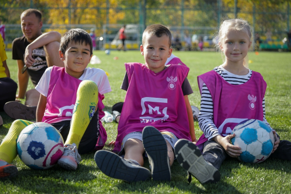 700 школьников сыграли на &laquo;Магнит. Уроке футбола&raquo; в Краснодаре