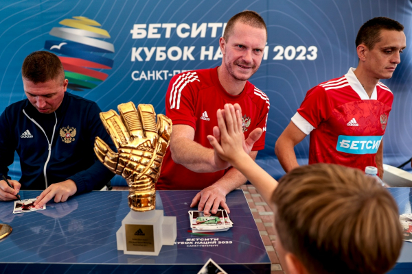 В Санкт-Петербурге прошёл Матч Звёзд и Легенд пляжного футбола