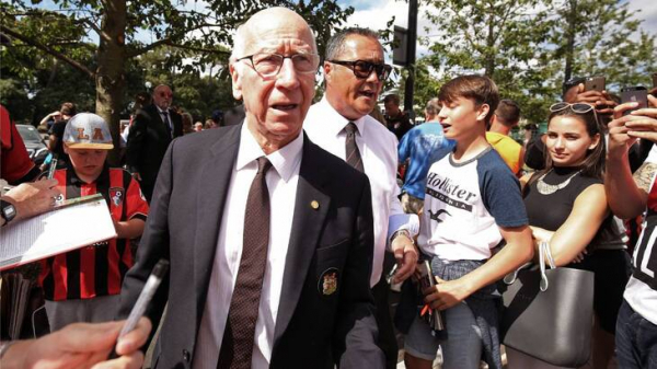 Двум фанатам &laquo;Манчестер Сити&raquo;, оскорбившим Бобби Чарльтона, навсегда запретили посещать стадион