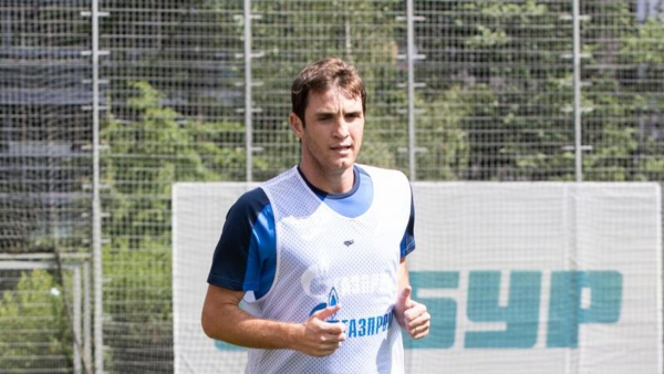 Футболист "Зенита" Фернандес работает индивидуально перед матчем с "Крыльями"