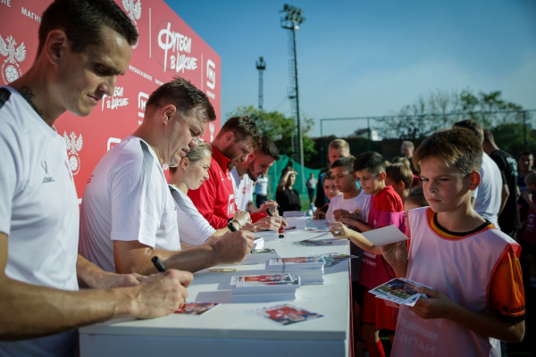 700 школьников сыграли на &laquo;Магнит. Уроке футбола&raquo; в Краснодаре