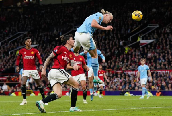 Манчестер &mdash; синий. Дубль Холанна помог &laquo;Сити&raquo; выиграть дерби &laquo;в одну калитку&raquo;