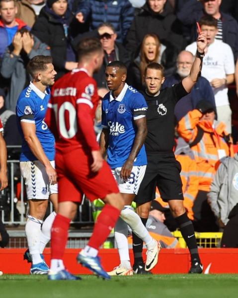 Судьи снова друзья &laquo;Ливерпуля&raquo;. Дубль Салаха сломил игравший вдесятером &laquo;Эвертон&raquo;