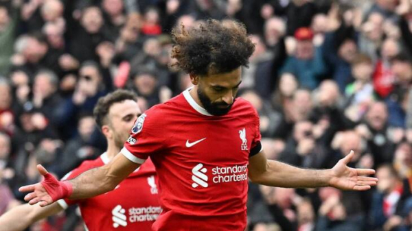 Судьи снова друзья &laquo;Ливерпуля&raquo;. Дубль Салаха сломил игравший вдесятером &laquo;Эвертон&raquo;