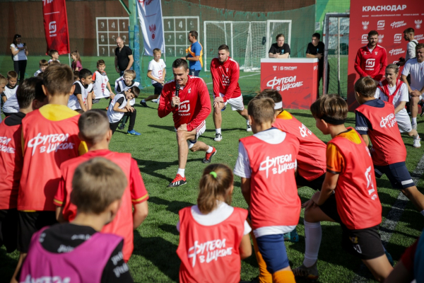 700 школьников сыграли на &laquo;Магнит. Уроке футбола&raquo; в Краснодаре