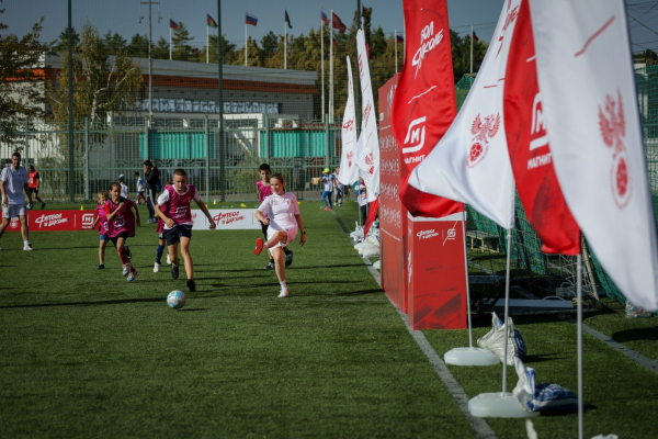 700 школьников сыграли на &laquo;Магнит. Уроке футбола&raquo; в Краснодаре