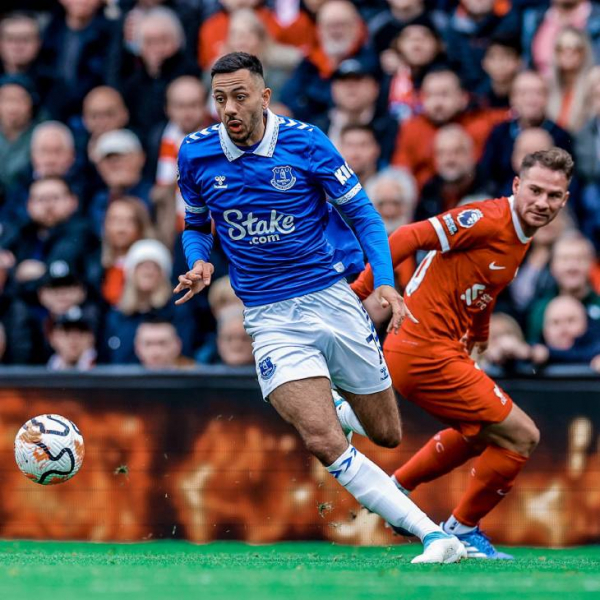 Судьи снова друзья &laquo;Ливерпуля&raquo;. Дубль Салаха сломил игравший вдесятером &laquo;Эвертон&raquo;