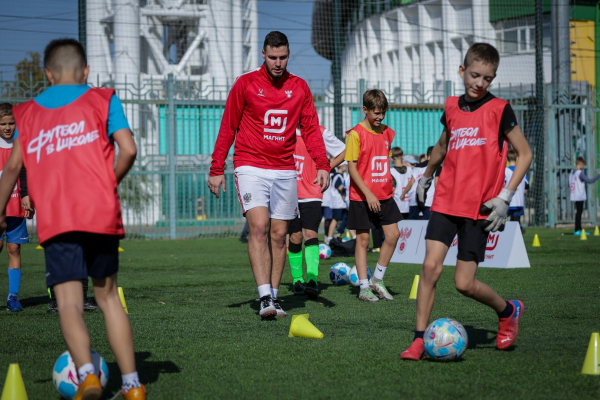 700 школьников сыграли на &laquo;Магнит. Уроке футбола&raquo; в Краснодаре