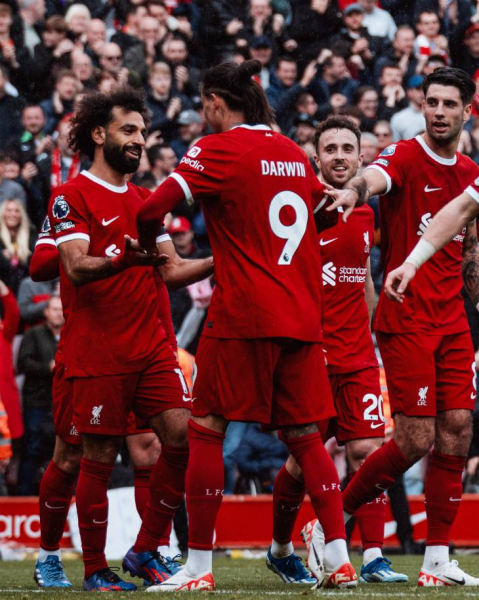 Судьи снова друзья &laquo;Ливерпуля&raquo;. Дубль Салаха сломил игравший вдесятером &laquo;Эвертон&raquo;