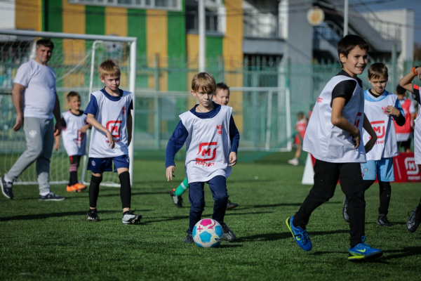 700 школьников сыграли на &laquo;Магнит. Уроке футбола&raquo; в Краснодаре