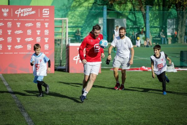700 школьников сыграли на &laquo;Магнит. Уроке футбола&raquo; в Краснодаре