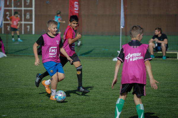 700 школьников сыграли на &laquo;Магнит. Уроке футбола&raquo; в Краснодаре