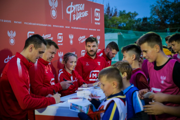 700 школьников сыграли на &laquo;Магнит. Уроке футбола&raquo; в Краснодаре