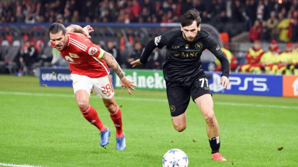 Кварацхелия в топ лучших дриблеров ЛЧ