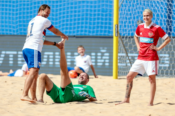 В Санкт-Петербурге прошёл Матч Звёзд и Легенд пляжного футбола