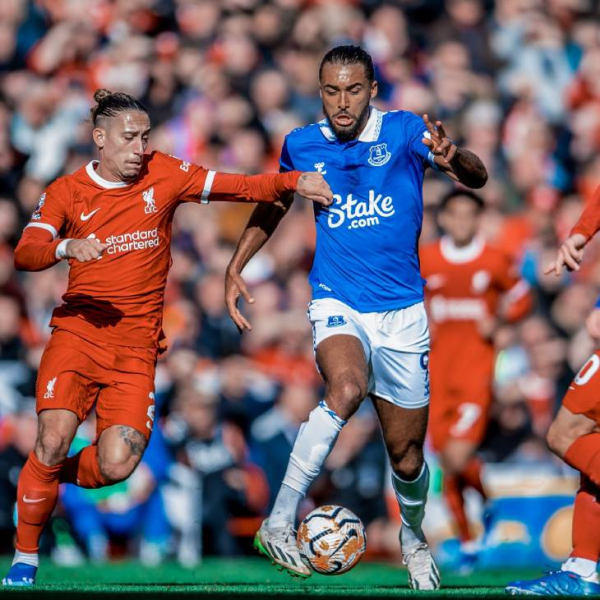 Судьи снова друзья &laquo;Ливерпуля&raquo;. Дубль Салаха сломил игравший вдесятером &laquo;Эвертон&raquo;