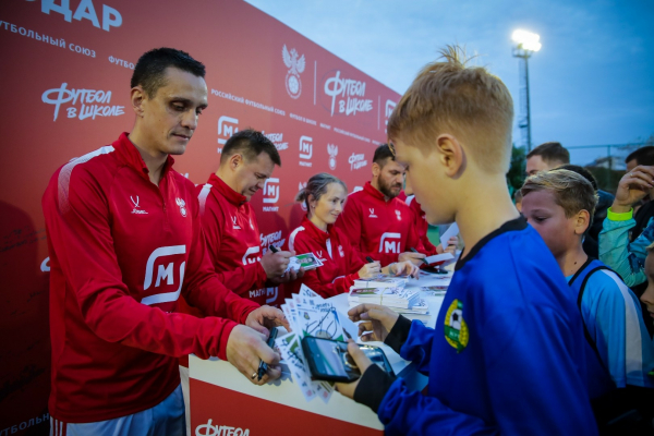 700 школьников сыграли на &laquo;Магнит. Уроке футбола&raquo; в Краснодаре