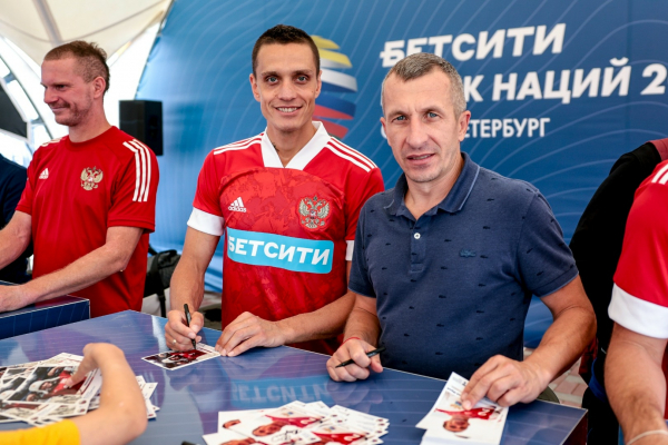 В Санкт-Петербурге прошёл Матч Звёзд и Легенд пляжного футбола