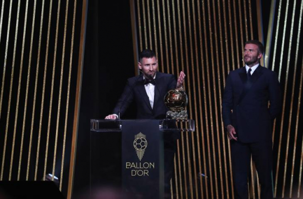 Прощальный подарок пенсионеру. &laquo;Золотой мяч&raquo; превратился в медаль за выслугу лет