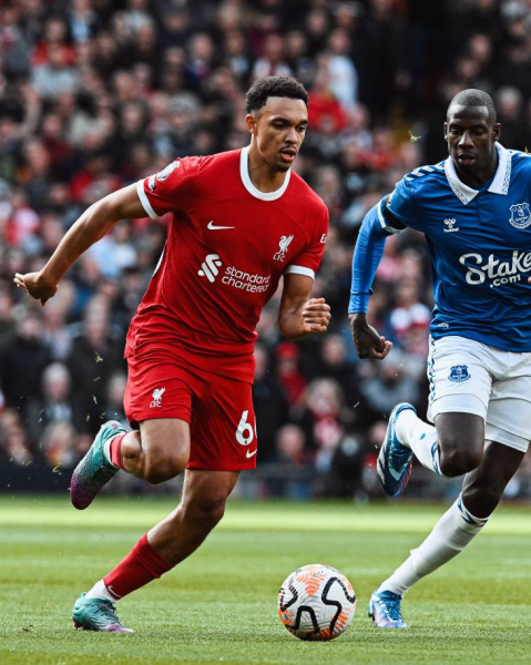 Судьи снова друзья &laquo;Ливерпуля&raquo;. Дубль Салаха сломил игравший вдесятером &laquo;Эвертон&raquo;