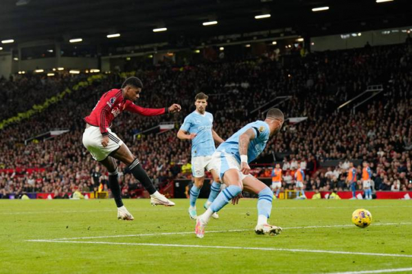 Манчестер &mdash; синий. Дубль Холанна помог &laquo;Сити&raquo; выиграть дерби &laquo;в одну калитку&raquo;