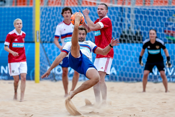 В Санкт-Петербурге прошёл Матч Звёзд и Легенд пляжного футбола