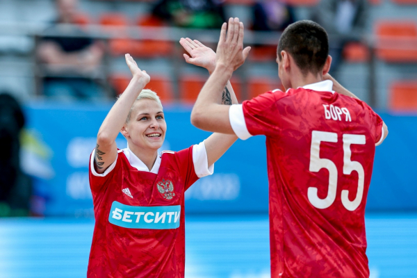 В Санкт-Петербурге прошёл Матч Звёзд и Легенд пляжного футбола