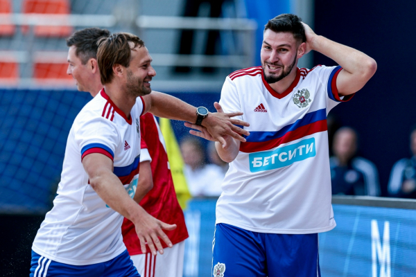 В Санкт-Петербурге прошёл Матч Звёзд и Легенд пляжного футбола