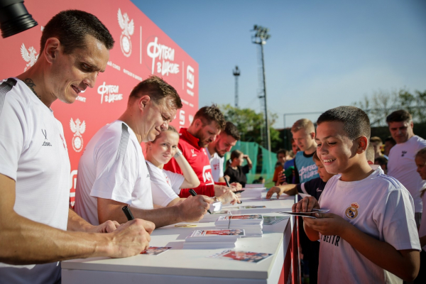 700 школьников сыграли на &laquo;Магнит. Уроке футбола&raquo; в Краснодаре