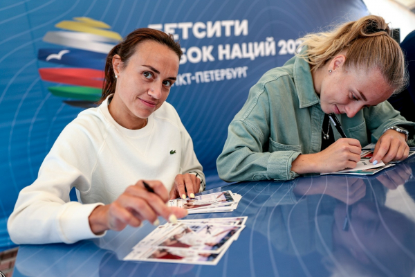 В Санкт-Петербурге прошёл Матч Звёзд и Легенд пляжного футбола