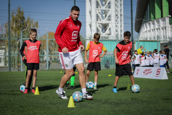 700 школьников сыграли на &laquo;Магнит. Уроке футбола&raquo; в Краснодаре