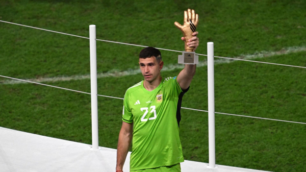 Эмилиано Мартинес получил приз France Football лучшему вратарю имени Льва Яшина