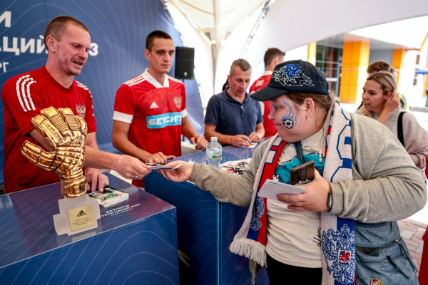 В Санкт-Петербурге прошёл Матч Звёзд и Легенд пляжного футбола