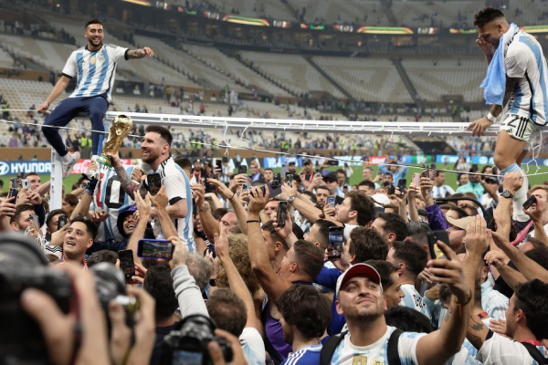 Год спустя чемпионата мира &mdash; 2022 в Катаре: как живёт страна, что изменилось после турнира, истории про Месси, ван Гала