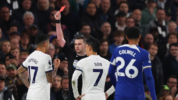 "Тоттенхэм" вдевятером крупно проиграл "Челси" в матче 11-го тура АПЛ