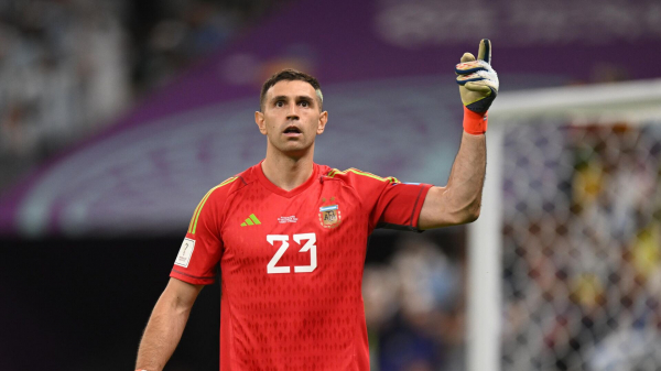 Вратарь сборной Аргентины Мартинес пытался отобрать дубинку у полицейского