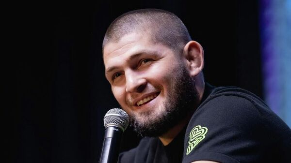 Московский "Спартак" подарил Хабибу Нурмагомедову футболку с номером "29-0"