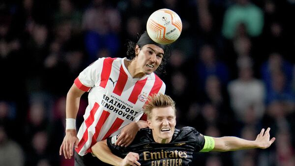 Игроки "Севильи" упустили победу над ПСВ в Лиге чемпионов, ведя со счетом 2:0