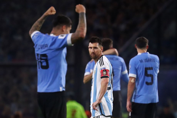 Квалификация ЧМ-2026, Аргентина &mdash; Уругвай &mdash; 0:2, обзор матча, видео, стычка Месси, Колумбия &mdash; Бразилия &mdash; 2:1, 5-й тур