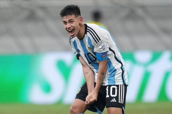 Клаудио Эчеверри: биография, сюжет, игровые качества, будущее, хет-три за сборную Аргентины на ЧМ до 17 лет