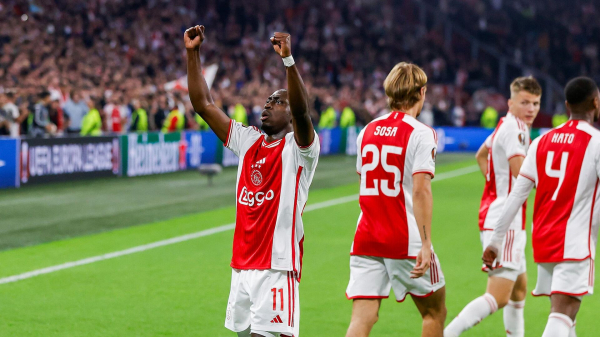 Футбольный клуб "Аякс" прервал 10-матчевую серию без побед, длившуюся с лета