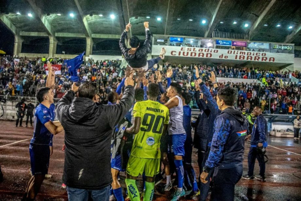 История тренера Джо Армаса, в 27 лет вывел Имбабуру в Лигу Эквадора, самый молодой тренер, стажировки в Реале и Аяксе