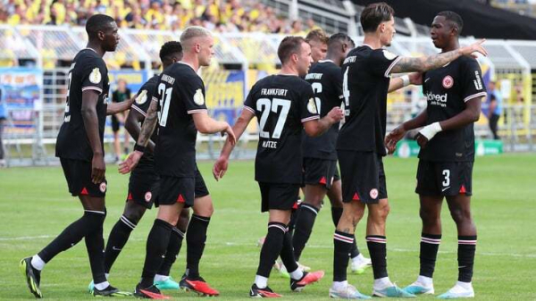 &laquo;Бавария&raquo; сенсационно проиграла &laquo;Саарбрюккену&raquo; в Кубке Германии, &laquo;Айнтрахт&raquo; пробился в 1/8 финала