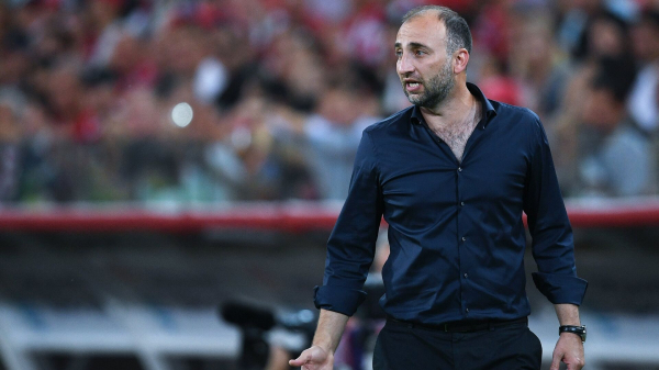 Тренеру сборной Казахстана Адиеву подарили машину после отбора на Евро