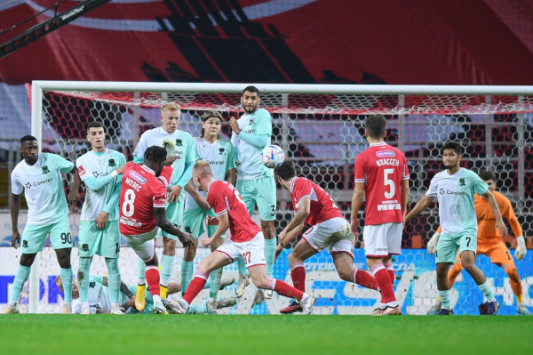 
        &laquo;Краснодар&raquo; вновь обыграл &laquo;Спартак&raquo;. Цирк с пенальти сыграл против москвичей
        
        
        
	