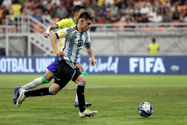 Клаудио Эчеверри: биография, сюжет, игровые качества, будущее, хет-три за сборную Аргентины на ЧМ до 17 лет