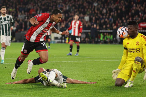 Катастрофа в воротах. Онана не решил вратарскую проблему &laquo;МЮ&raquo;, а усугубил ее