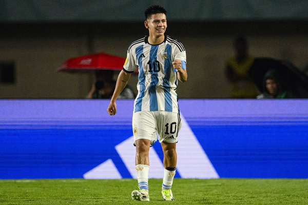 Клаудио Эчеверри: биография, сюжет, игровые качества, будущее, хет-три за сборную Аргентины на ЧМ до 17 лет